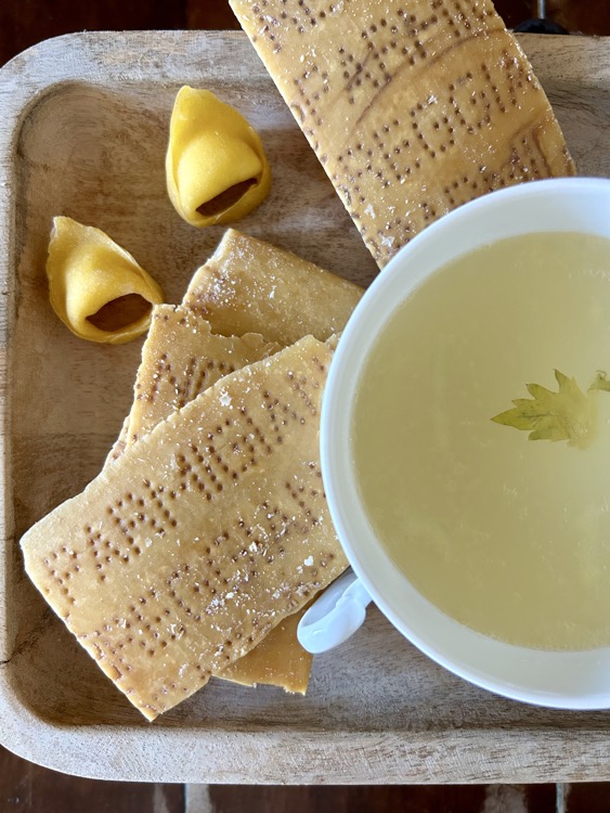 Brodo di croste di Parmigiano, ricetta del riciclo