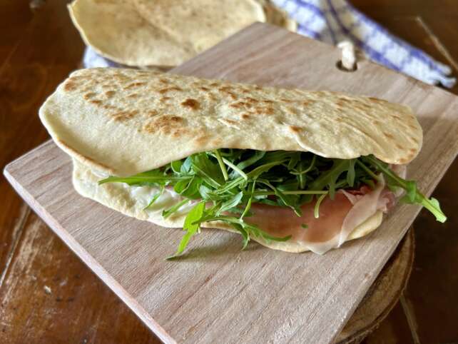 Piadina from Rimini recipes: classic with lard and olive oil