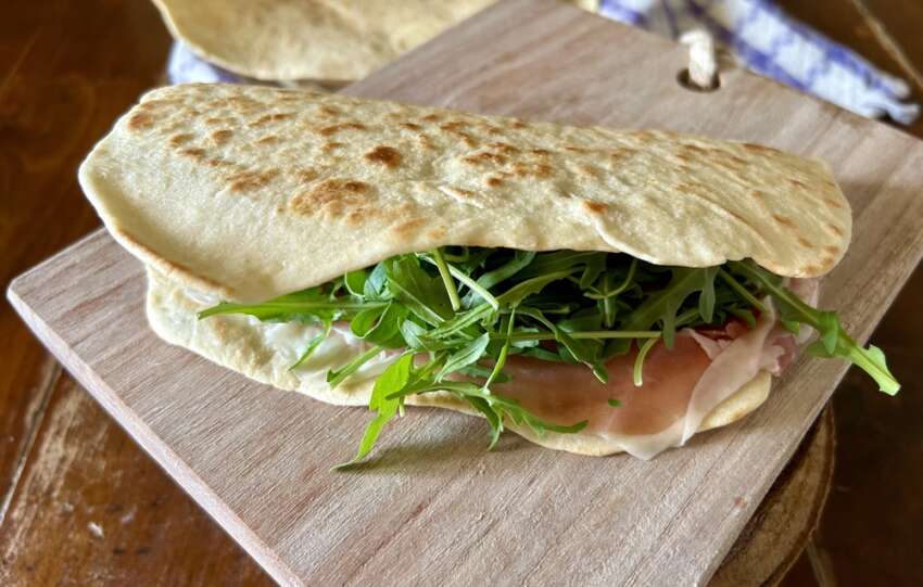 Piadina from Rimini recipes: classic with lard and olive oil