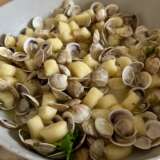 Eggless potato gnocchi with clams