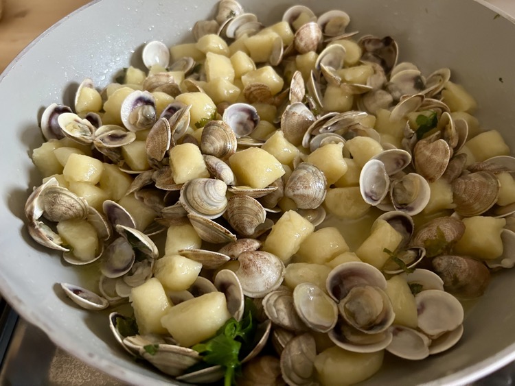 Eggless potato gnocchi with clams